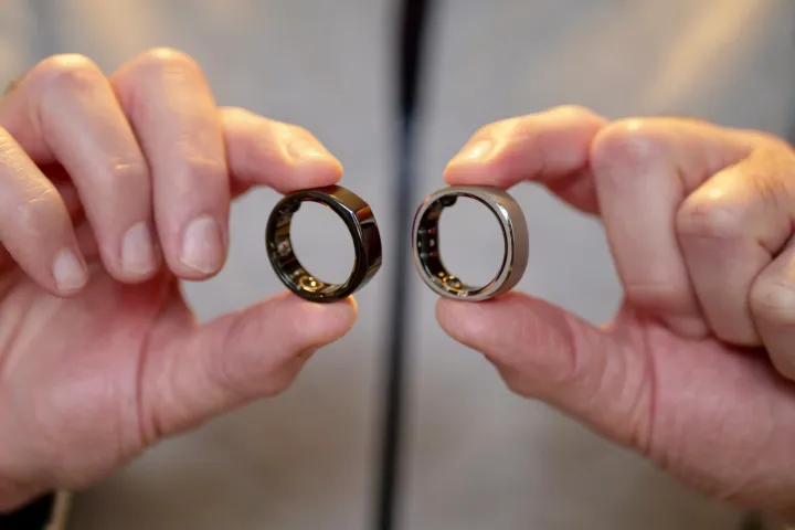oura-ring-ringconn-smart-ring-fingers.webp